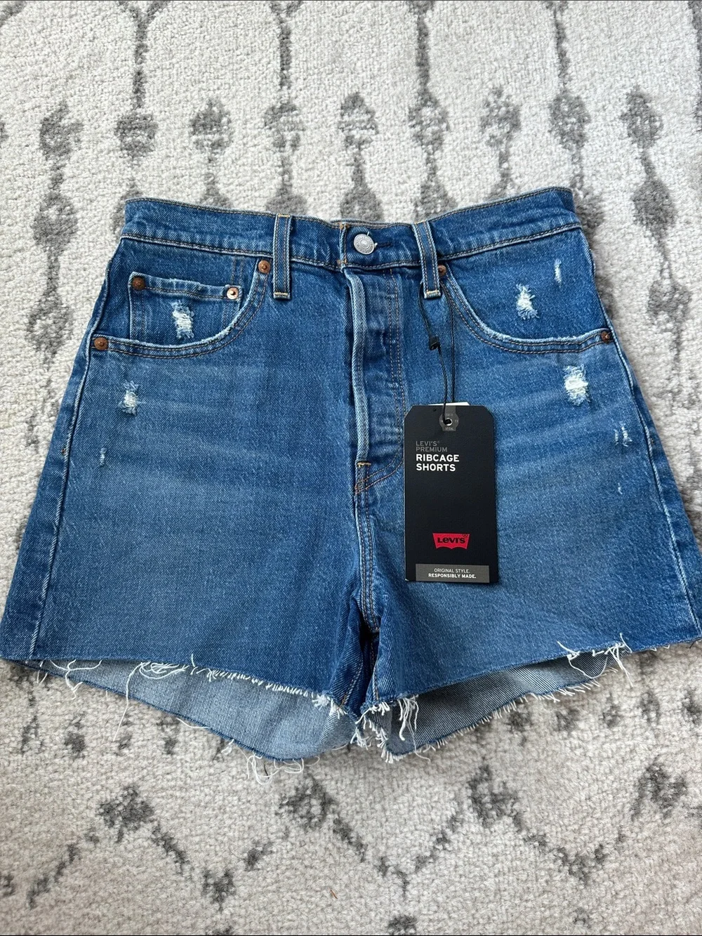 NWT Levi’s Ribcage Jean Short Cut Offs 28